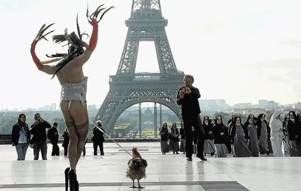 Performance art or exhibitionism? Artist arrested in Paris Performance art or exhibitionism? Artist arrested in Paris