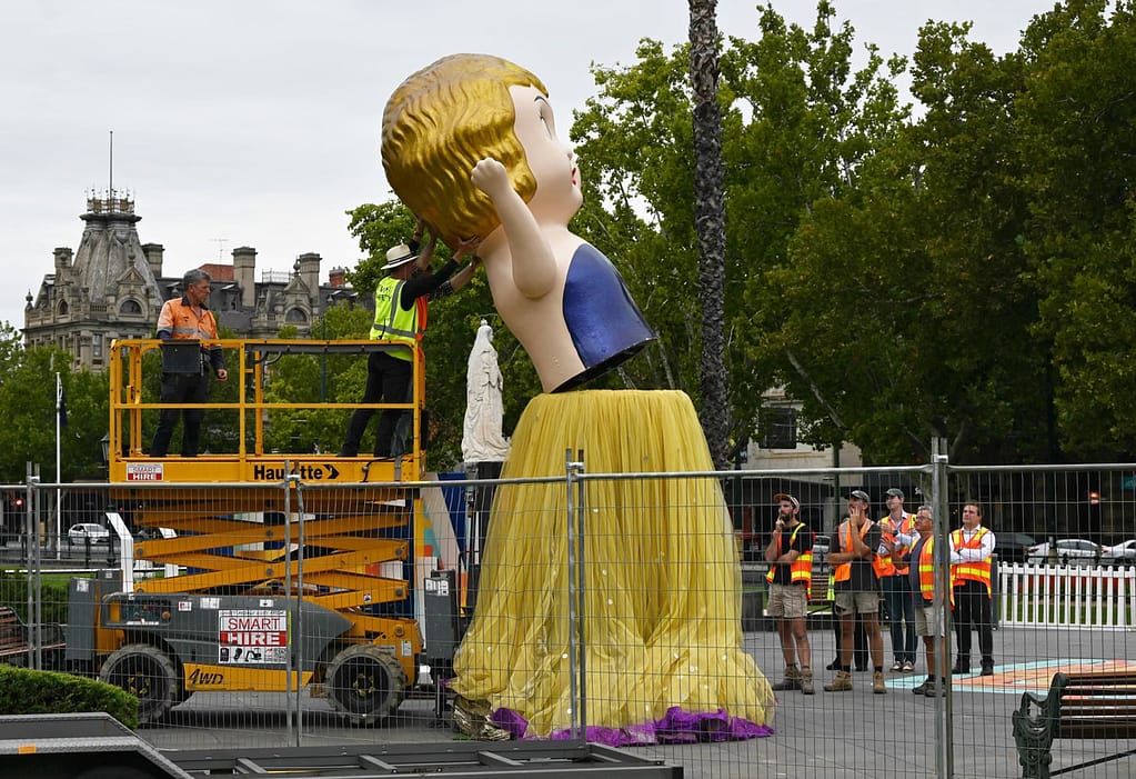 Bendigo Easter - 1EarthMedia Setting up Bendigo Easter Festival © Mark Anning photo 2026