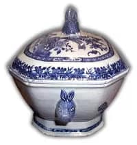 chinese_porcelain2 - 1EarthMedia A Qianlong Chinese Export tureen, circa 1760.