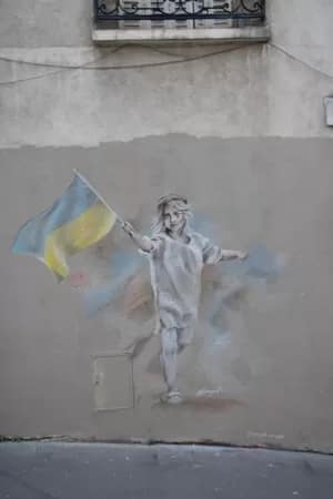 chalk-art-by-EMYART-300 - 1EarthMedia Ukraine Flag Girl by EMYarts © Mark Anning photo 2022