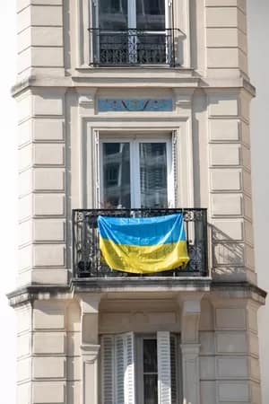 paris-ukraine-011-300 - 1EarthMedia Ukraine Flag on Paris building © Mark Anning photo 2022