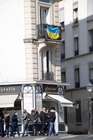 paris-ukraine-300 - 1EarthMedia Ukraine Flag on Paris building © Mark Anning photo 2022