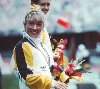 Tani Ruckle wins silver in the marathon - 1EarthMedia Tani Ruckle on the podium to receive her Silver Medal