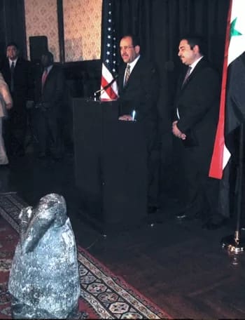 fbiiraqi1 - 1EarthMedia Statue of Entemena with Iraqi Prime Minister Maliki at the repatriation ceremony in the Embassy of Iraq, Washington