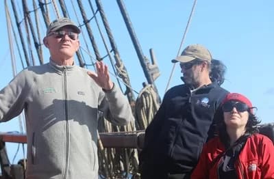 frankaliciaants004-400 - 1EarthMedia Captain Frank Allica and First Mate "Ants", during daily briefing, HMB Endeavour. Sydney, Australia - Tauranga, New Zealand, 12-27 September 2019 © 2019 Mark Anning photo