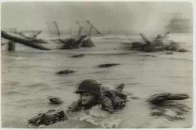 03_Normandy-Invasion-on-D-Day-web - 1EarthMedia Normandy Invasion on D‐Day, Soldier Advancing through Surf, 1944 Robert Capa © International Center of Photography / Magnum Photos
