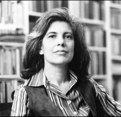 sontag04 - 1EarthMedia Susan Sontag photographed in her home 1979 ©Lynn Gilbert