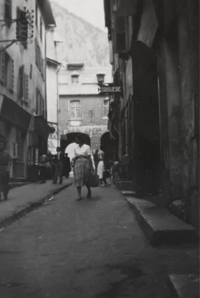 VivienMaier008-400 - 1EarthMedia Vivian Maier, "Narrow Streets" France, 1950-1951
