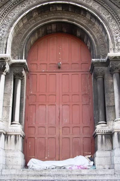 MagnumBodyonChurchSteps - 1EarthMedia a shrouded body left on the steps in front of Sacré Coeur Basilica © Mark Anning photo 2021