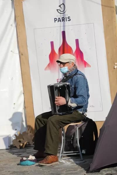Magnum Montmartre Wine Festival-busker - 1EarthMedia Montmartre Wine Festival © Mark Anning photo 2022