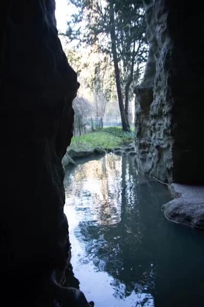 butte01-400 - 1EarthMedia Grotto Parc des Buttes Chaumont, Paris © Mark Anning photo 2022