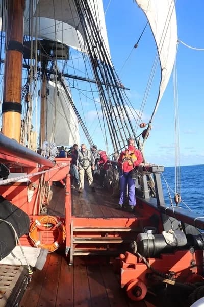 309886248_400 - 1EarthMedia Aboard HMB Endeavour © 2019 Mark Anning photos
