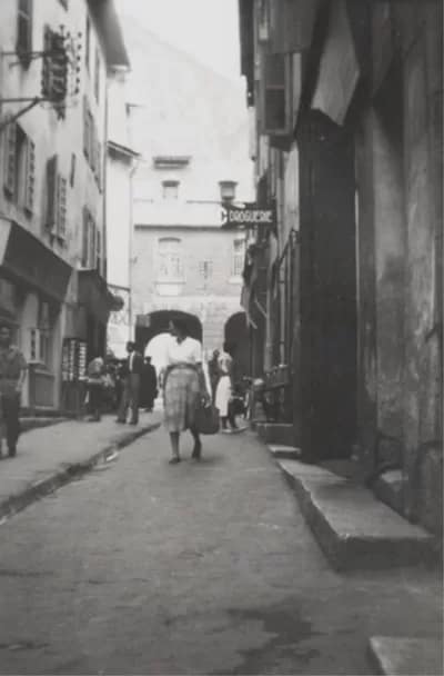 VivienMaier005-400 - 1EarthMedia Vivian Maier, Narrow Streets, France, 1950-1951