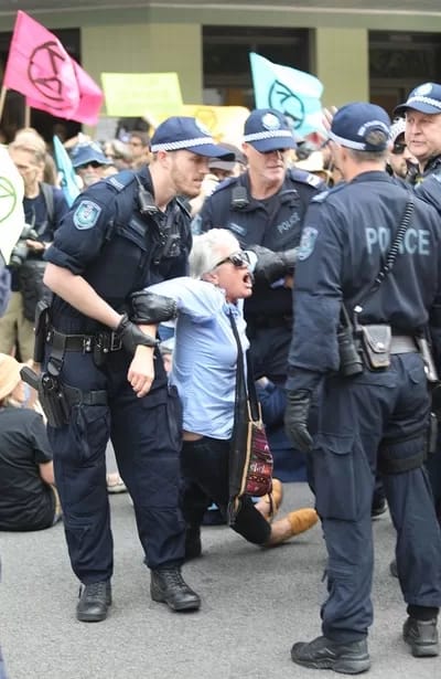ExtinctionRebellionArrest02 - 1EarthMedia Extinction Rebellion arrest Sydney © 2019 Mark Anning photo