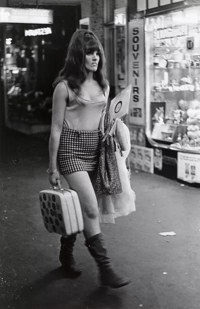 RennieEllis - 1EarthMedia Rennie Ellis, Between strips, Kings Cross 1970–71; printed 2000 from the Kings Cross series 1971 gelatin silver photograph 37.1 x 24.1 cm (image) 40.3 x 30.4 cm (sheet) National Gallery of Victoria, Melbourne Purchased, 2005 © Rennie Ellis Photographic Archive Photo: Selina Ou / NGV