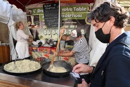 Montmartre Grape Harvest Wine Festival - 1EarthMedia Montmartre Grape Harvest Wine Festival © Mark Anning photo 2022