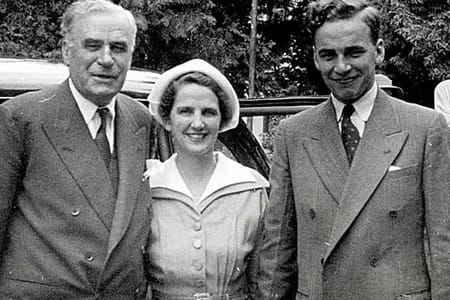 murdoch-family - 1EarthMedia Rupert Murdoch, on right, with his parents Sir Keith and Elisabeth Murdoch around 1950