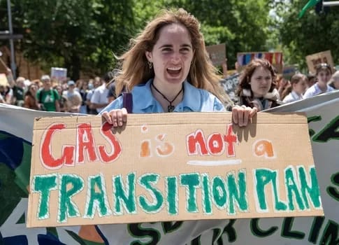 SchoolStrikeGas - 1EarthMedia Sydney Strike. Photo by @Zebedeeparkes