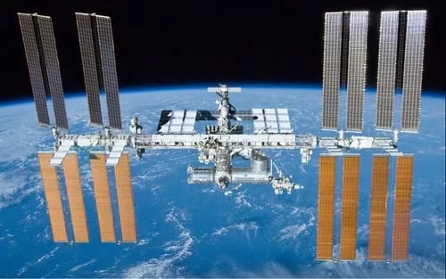nasa-iss500 - 1EarthMedia International Space Station with Earth in the background