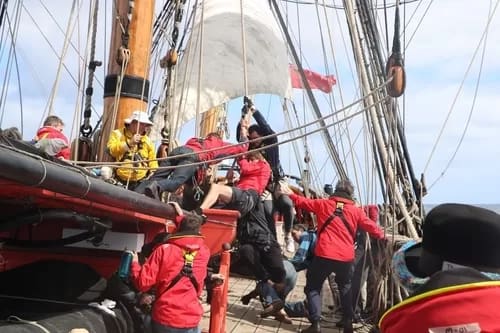 endeavour003-500 - 1EarthMedia Crew aboard HMB Endeavour © 2019 Mark Anning photo