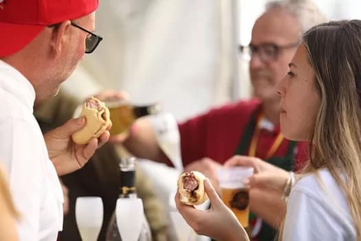Wine and food lovers - 1EarthMedia Montmartre Grape Harvest Wine Festival © Mark Anning photo 2022