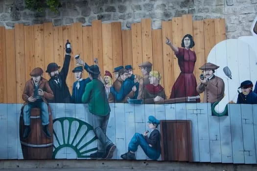 ParisCommune003 - 1EarthMedia Mural by Qmark in Belleville of the Paris Commune © Mark Anning photo 2021