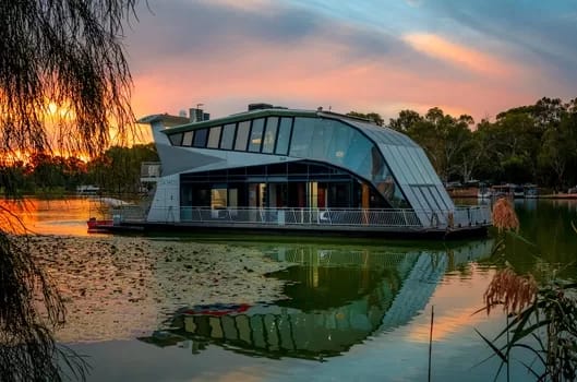 Holiday on a Murray River Houseboat around Mildura Murray River Houseboat Riverdream Boatel
