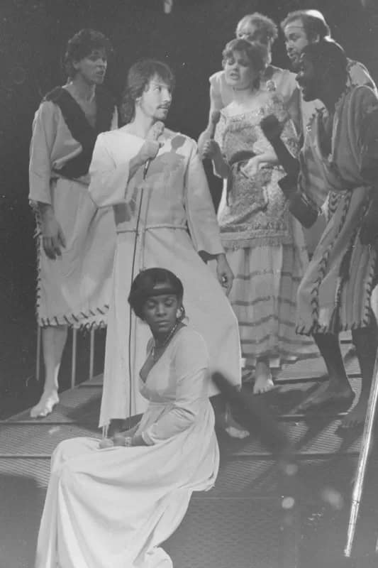 mga210810056 - 1EarthMedia Trevor White, Marcia Hines & cast in Jesus Christ Superstar, 1982, St George Leagues Club. © Mark Anning photo 1982-2023