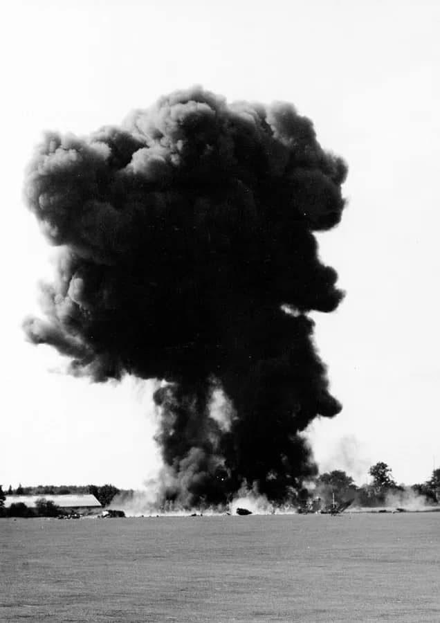 LightningCrash04 - 1EarthMedia Jim Meads photograph of English Electric Lightning F1 aircraft crashing