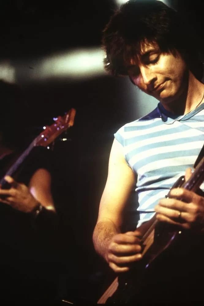 277255667_5195443563811838_7151077725672249940_n - 1EarthMedia Avion band © Mark Anning photo 1985