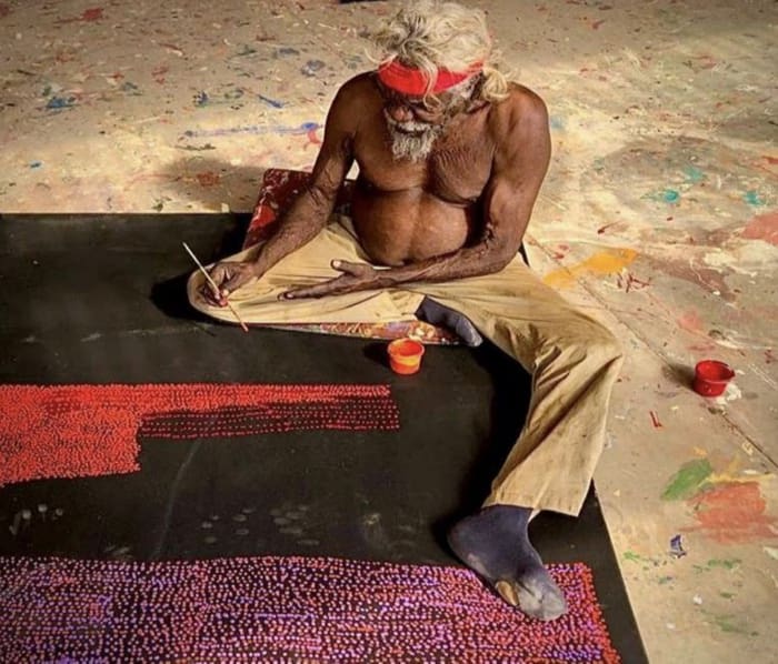 Spinifex001-700 - 1EarthMedia Kunmanara (Patju) Presley at work in Tjuntjuntjara, in Western Australia. © Photos courtesy of the Spinifex Arts Project/Duncan Wright.