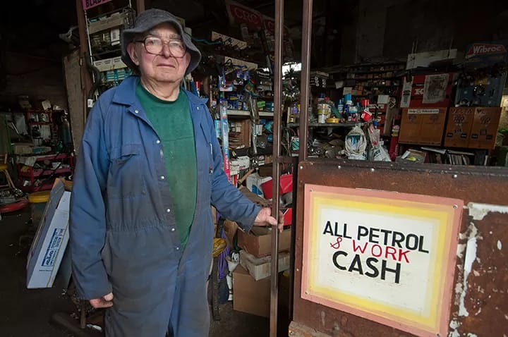 RobWallsGarageTWL - 1EarthMedia Rob Walls photographer. This Working Life