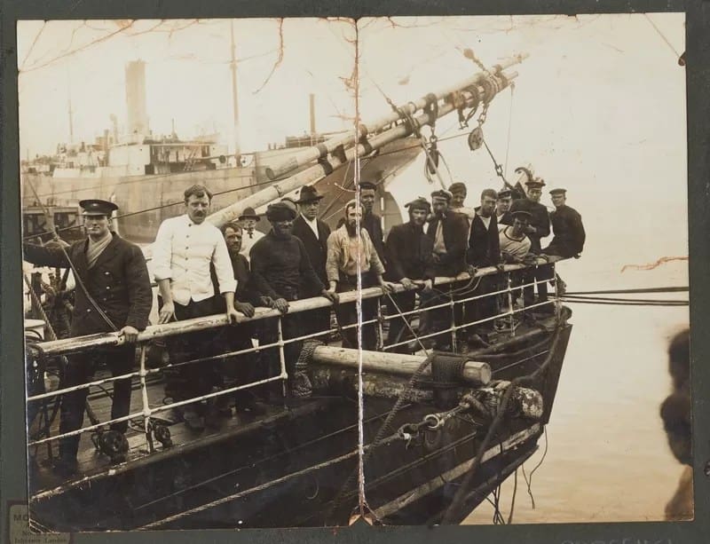 SYaurora006 - 1EarthMedia Joseph Stenhouse (far left) and men on Aurora after on arrival in Port Chalmers, New Zealand after their entrapment and drift, 3 April 1916 Photographer unidentified
