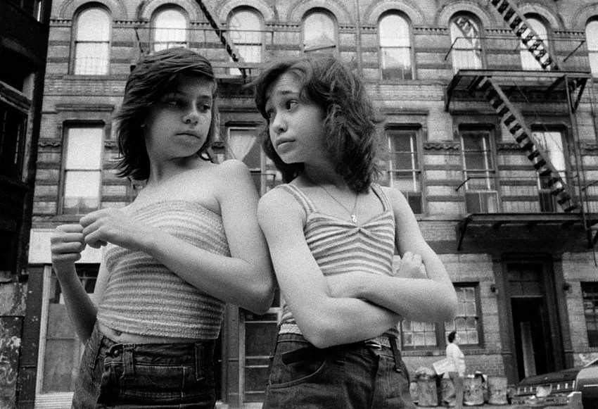 Susan Meiselas Outstanding Contribution to Photography 2025 - 1EarthMedia Dee and Lisa on Mott Street, Little Italy, New York City, 1976. Copyright: © Susan Meiselas / Magnum Photos