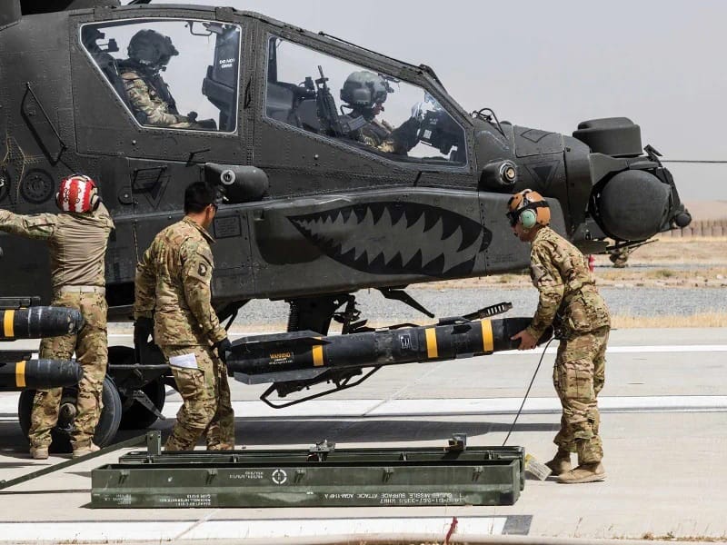 AGM-114-Hellfire-II - 1EarthMedia Hellfire missile being loaded onto an Apache helicopter