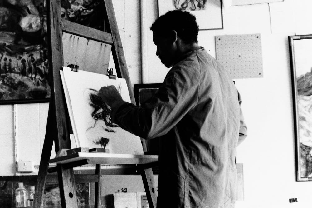 PICT3146-1000 - 1EarthMedia Kalahari bushman and artist Bauxhau Stone in his Woolloomooloo studio.© Mark Anning photo 1988